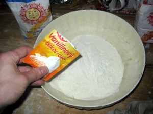 combine flour and vanilla sugar