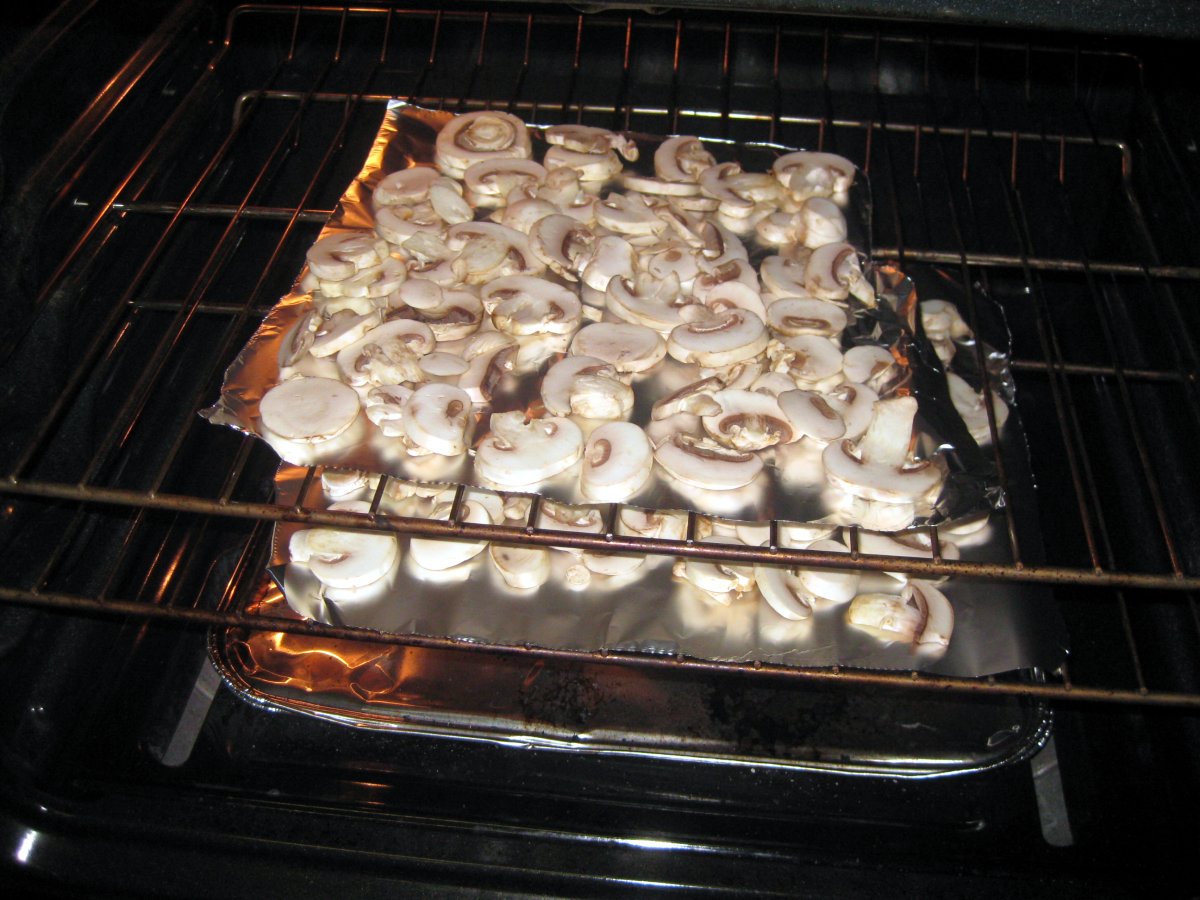 шампиньоны нужно ли варить перед запеканием в духовке для пиццы фото 56