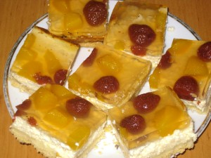 farmer's cheese slices with fruit and jelly
