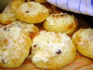 slovak kolac with farmers cheese and crust topping