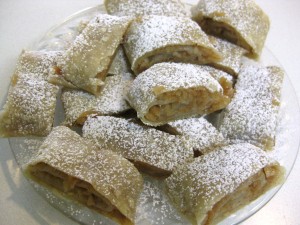 sliced apple strudel topped with powdered sugar jablkova strudla