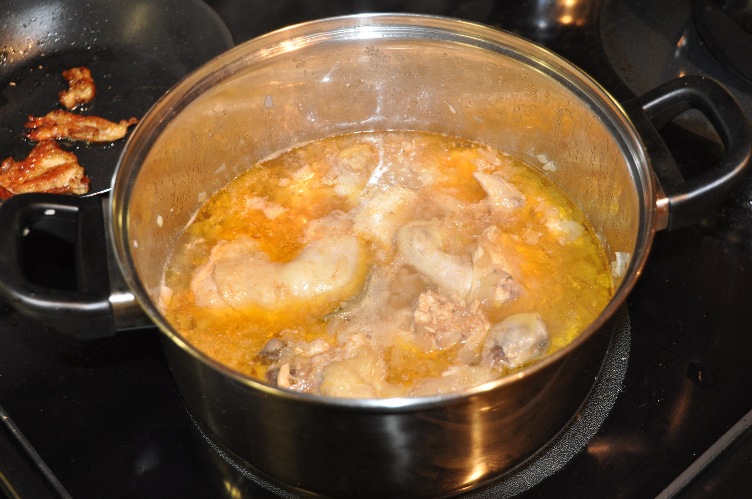 Варить курицу для супа после закипания. Варёная курица что можно приготовить. Качество варёной курицы по цвету бульона. Как приготовить  отварную курицу в Молочном соусе. Альбумин в бульоне вареной курице фото.